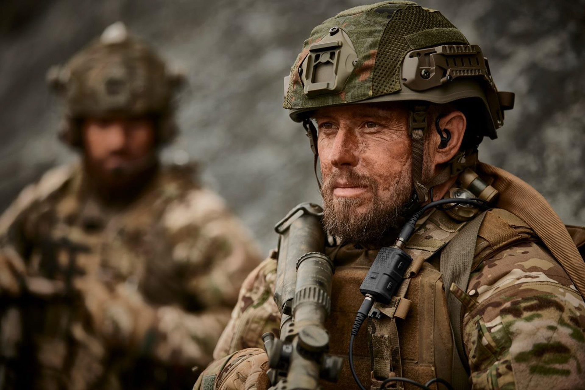SquadNet Funkgeräte kombinieren laut Thales eine einzigartige Netzwerk-Wellenform mit eingebautem GPS, Bluethooth und programmierbarem Verschlüsselungssystem, um eine zuverlässige und sichere kritische Kommunikation bei gleichzeitig akzeptablem Gewicht und kompakten Maßen zu schaffen.