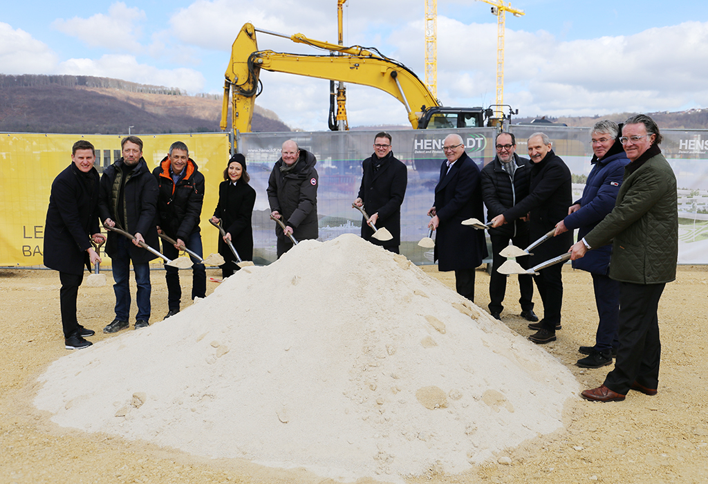 Beim Spatenstich (v.l.): Christian Ladurner (CFO Hensoldt), Martin Bächler (Projektleiter Redstone; Hensoldt), Rudi Mattes (Wochner Fertigbau) Tanya Altmann (zukünftige Geschäftsführerin Hensoldt Optronics), Thomas Kienle (Leonhard Weiss), Dr. Joachim Bläse (Landrat Ostalbkreis), Thomas Müller (CEO Hensoldt), Peter Traub (Bürgermeister Oberkochen), Andreas Hülle (Geschäftsführer Hensoldt Optronics), Winfried Mack (CDU-Landtagsabgeordneter), Frank Berner (kab Architekten).
