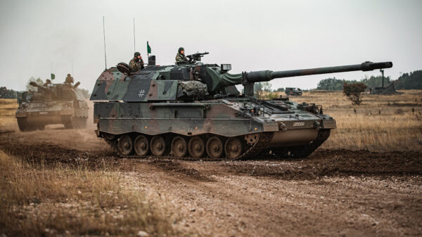 Panzerhaubitzen 2000 fahren im Gelände während der deutsch-ungarischen Übung Breakthrough des Artilleriebataillons 131 auf dem Truppenübungsplatz Bakony/Ungarn, am 29.09.2021.