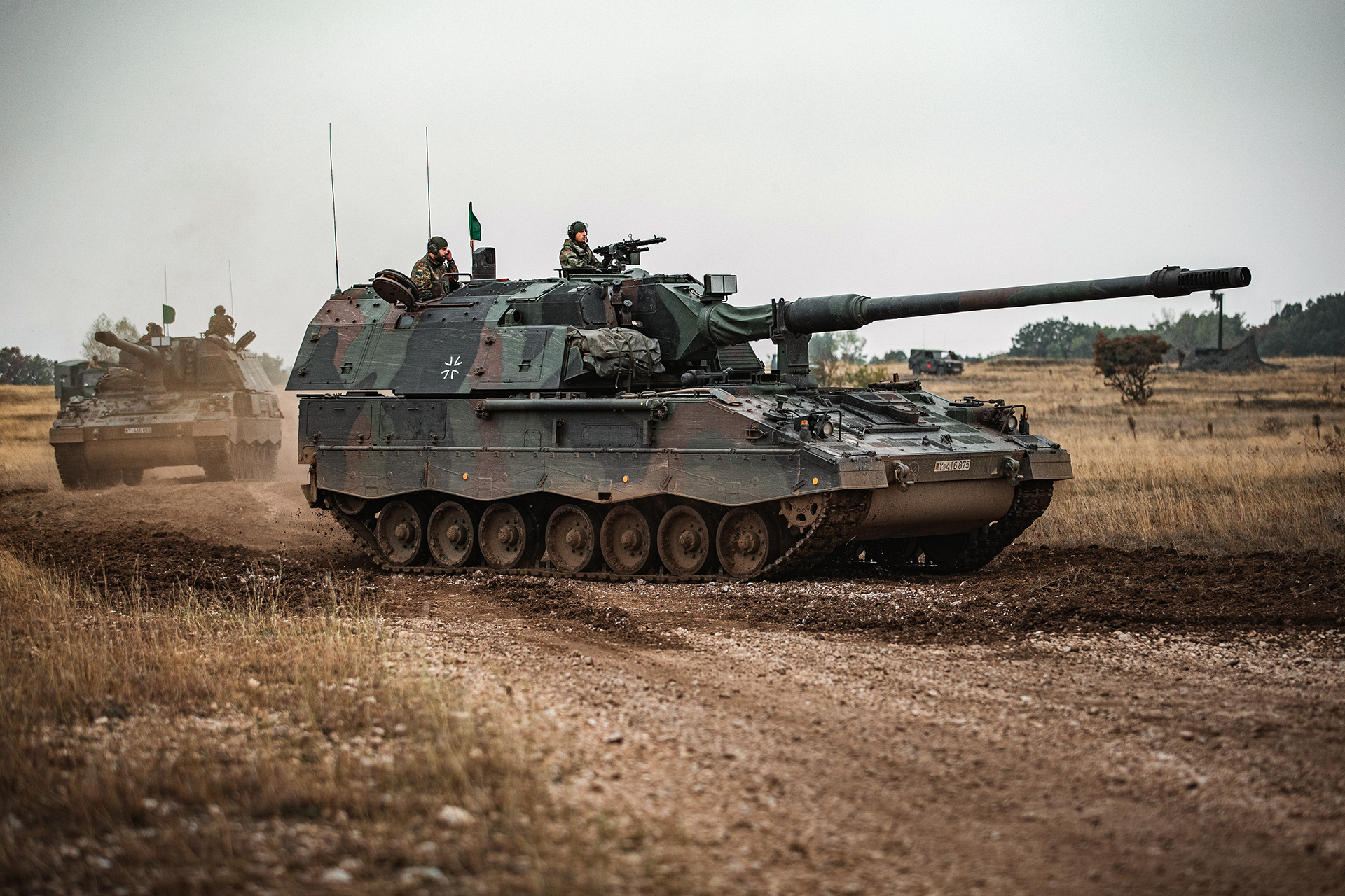Panzerhaubitzen 2000 fahren im Gelände während der deutsch-ungarischen Übung Breakthrough des Artilleriebataillons 131 auf dem Truppenübungsplatz Bakony/Ungarn, am 29.09.2021.