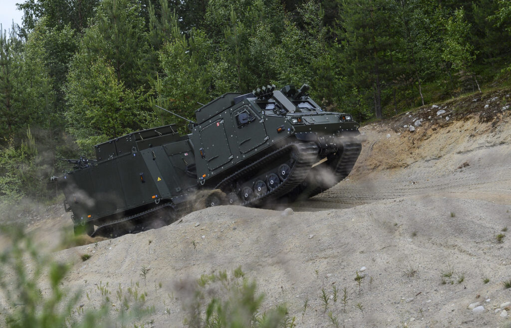 Die CATVs vom Typ BvS10 des schwedischen Herstellers BAE Systems sind für den geschützten Transport von Personal und Material durch schwer befahrbares Gelände auch unter extremen Klimabedingungen ausgelegt.