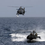 Soldaten vom Kommando Spezialkräfte der Marine (KSM) demonstrieren mit dem Mehrzweckhubschrauber LUH H145M ihre Fähigkeiten beim Besuch des Ministers in Eckernförde, am 21.02.2023.