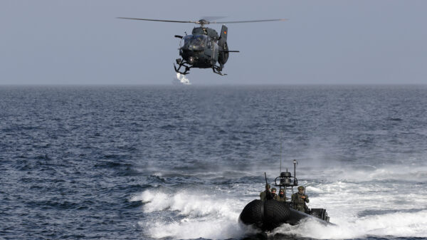 Soldaten vom Kommando Spezialkräfte der Marine (KSM) demonstrieren mit dem Mehrzweckhubschrauber LUH H145M ihre Fähigkeiten beim Besuch des Ministers in Eckernförde, am 21.02.2023.