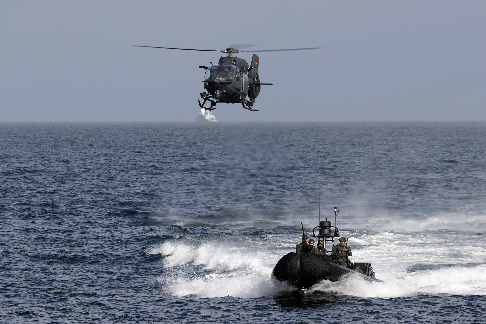 Soldaten vom Kommando Spezialkräfte der Marine (KSM) demonstrieren mit dem Mehrzweckhubschrauber LUH H145M ihre Fähigkeiten beim Besuch des Ministers in Eckernförde, am 21.02.2023.