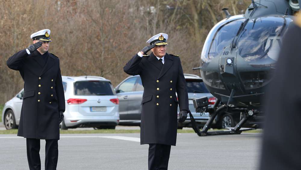 Zum Appell kam der Befehlshaber der Flotte und Unterstützungskräfte und Stellvertreter des Inspekteurs der Marine, Vizeadmiral Lenski (rechts).