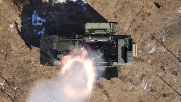 Das Schweizer Bundesamt für Rüstung armasuisse hat einen Vertrag zur Fertigung 16 weiterer 12-cm-Mörsersysteme mit dem Generalunternehmen GDELS-Mowag unterzeichnet. Das System besteht aus einem RUAG-Cobra-Mörser auf dem 8x8-Trägerfahrzeug Piranha von GDELS.