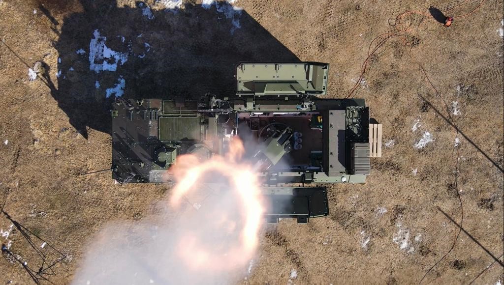 Das Schweizer Bundesamt für Rüstung armasuisse hat einen Vertrag zur Fertigung 16 weiterer 12-cm-Mörsersysteme mit dem Generalunternehmen GDELS-Mowag unterzeichnet. Das System besteht aus einem RUAG-Cobra-Mörser auf dem 8x8-Trägerfahrzeug Piranha von GDELS.
