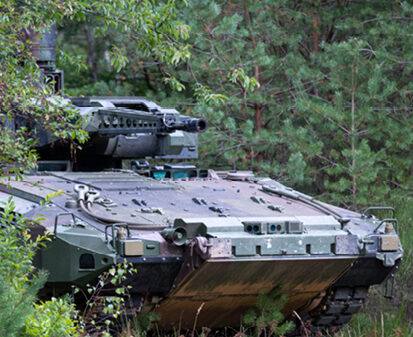 Die Projekt System & Management GmbH (PSM), ein Joint Venture von Krauss-Maffei Wegmann (KMW) und Rheinmetall, wurde durch das BAAINBw beauftragt, weitere 143 Schützenpanzer PUMA nachzurüsten.