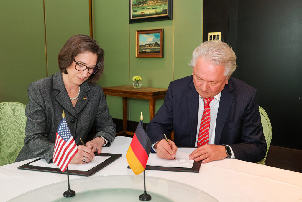 Paula Hartley und Armin Papperger bei der Unterzeichnung des Memorandum of Understanding.