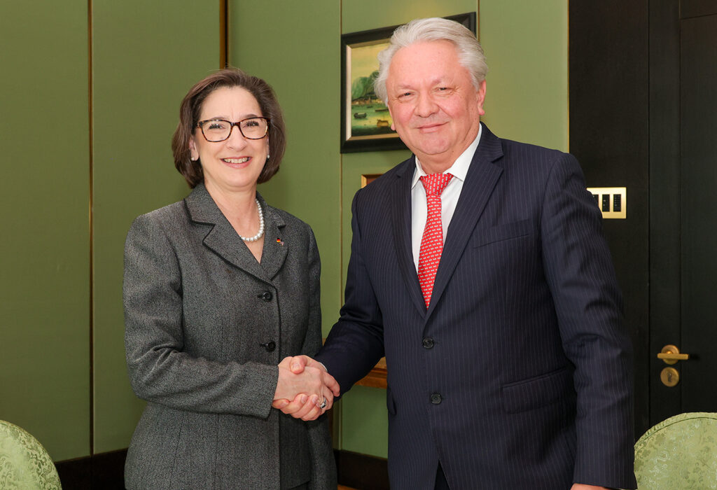 Paula Hartley, Vice President of Tactical Missiles bei Lockheed Martin freute sich mit Armin Papperger, Vorstandsvorsitzender der Rheinmetall AG, über die am 21. April bekannt gegebene Kooperationsvereinbarung.