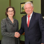Paula Hartley, Vice President of Tactical Missiles bei Lockheed Martin freute sich mit Armin Papperger, Vorstandsvorsitzender der Rheinmetall AG, über die am 21. April bekannt gegebene Kooperationsvereinbarung.