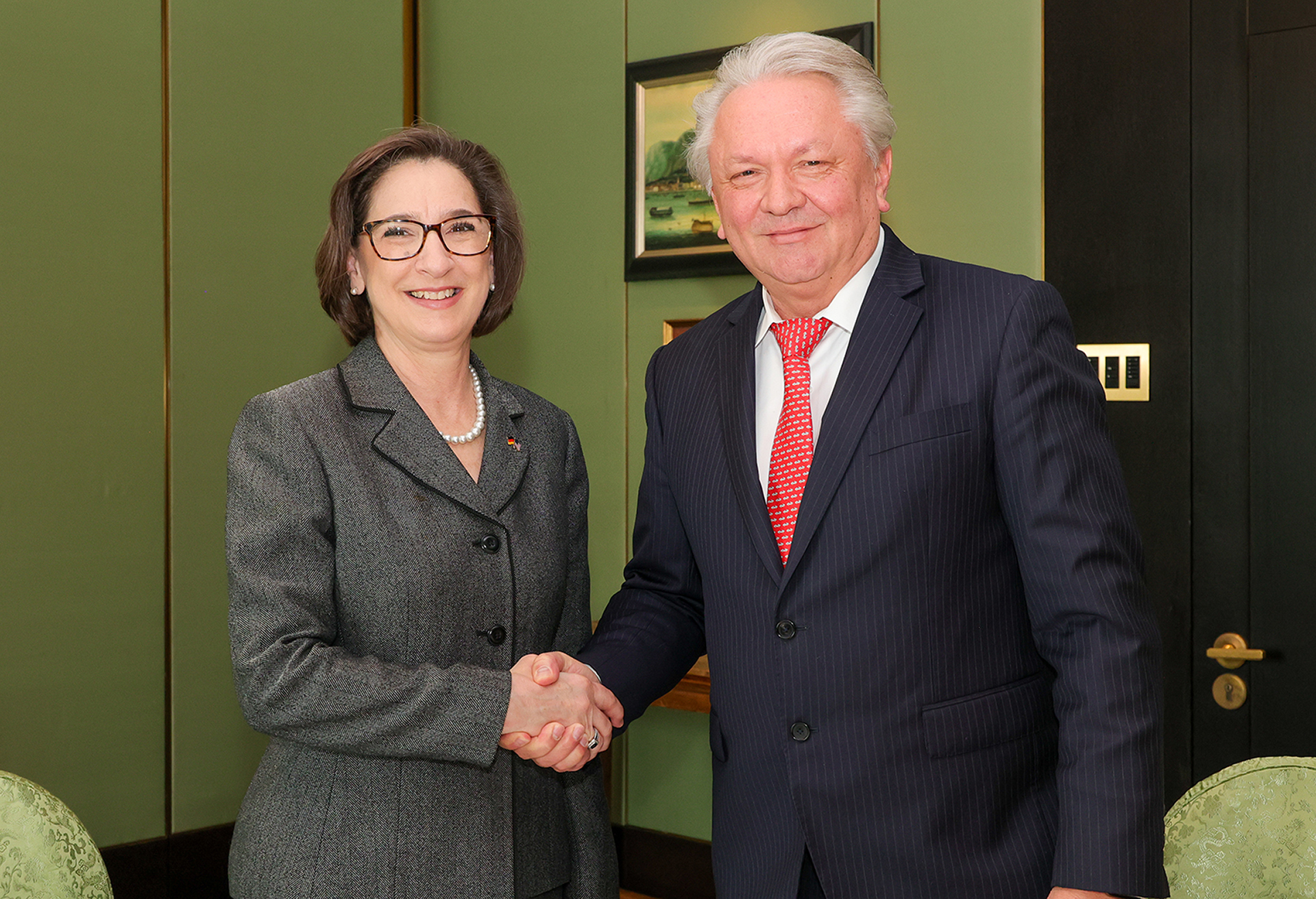 Paula Hartley, Vice President of Tactical Missiles bei Lockheed Martin freute sich mit Armin Papperger, Vorstandsvorsitzender der Rheinmetall AG, über die am 21. April bekannt gegebene Kooperationsvereinbarung.