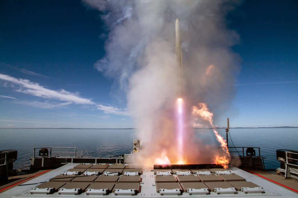 Fregatte F 220 Hamburg startet einen Luftziel-Flugkörper vom Typ ESSM (Evolved Sea Sparrow Missle) aus dem Senkrechtstarter VLS Vertical Launch System während der Missile Firing Exercise 2019, am 17.05.2019.