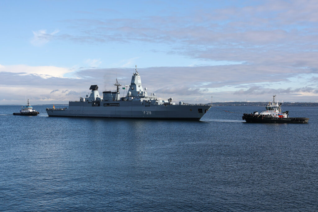 Die Fregatte F 219 SACHSEN läuft in den Hafen der estnischen Hauptstadt Tallinn ein, am 30.09.2022.
