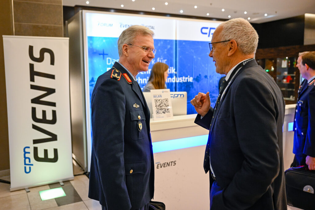 Generalmajor Lutz Kohlhaus (links) bei seiner Ankunft auf dem cpm Air Defence Summit.