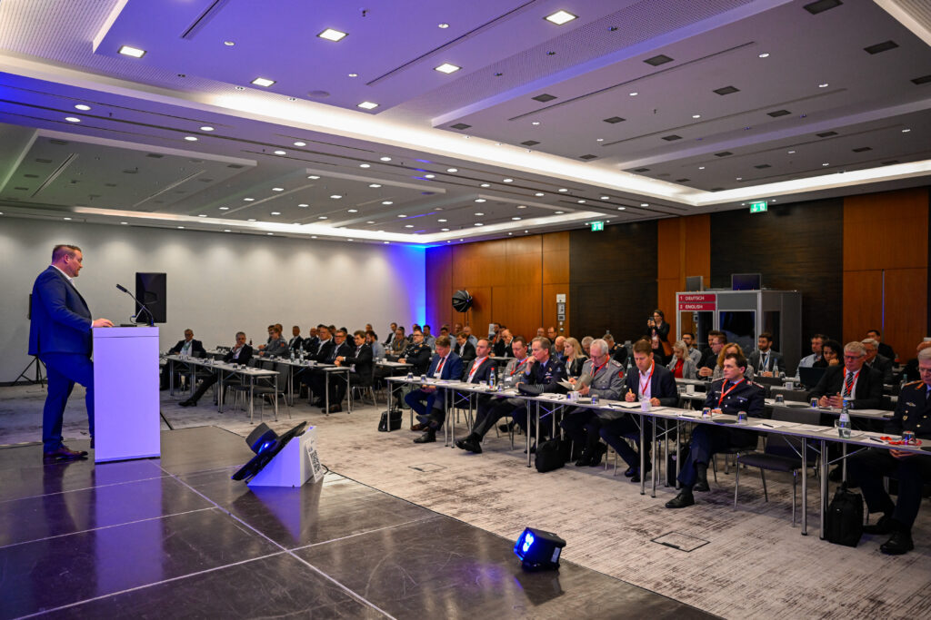 Tobias Ehlke, Inhaber und Geschäftsführer der cpm GmbH begrüßte die Teilnehmenden des Air Defence Summits 2023 im Novotel, Berlin Tiergarten.