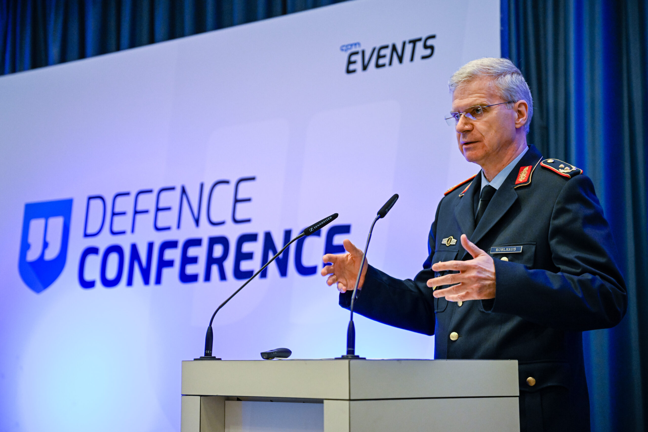 Generalmajor Lutz Kohlhaus, designierter Stellvertretender Inspekteur Luftwaffe, Kommando Luftwaffe eröffnete den Reigen der Vorträge des cpm Air Defence Summit mit seiner Keynote zum Thema „Bodengebundene Luftverteidigung“.