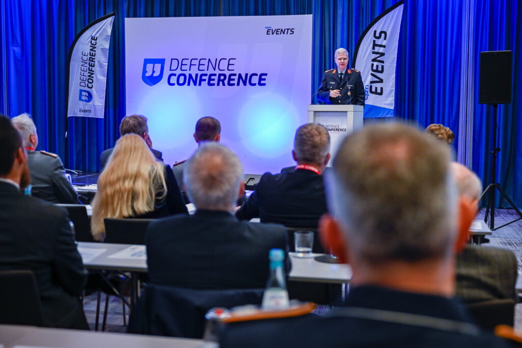 Generalmajor Lutz Kohlhaus bei seiner Keynote zum Air Defence Summit.