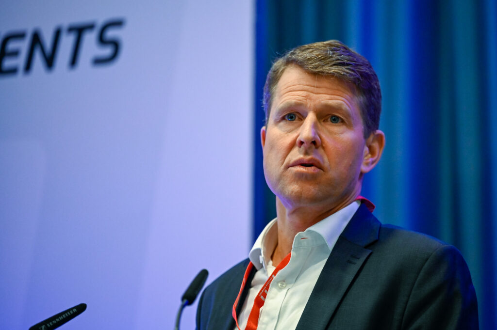 Ministerialdirigent Alexander Schott, Unterabteilungsleiter A III, BMVg A III bei seiner fachlichen Eröffnung zum Thema „ESSI - Stärkung der europäischen Luftverteidigung“.
