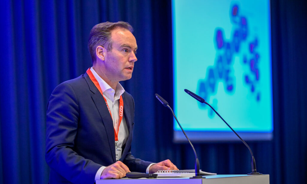 Arne Nolte, Head of Marketing Ground Based Air Defence, DIEHL Defence GmbH & Co. KG sprach zum Thema „Systeme zur bodengebundenen Luftverteidigung als Antwort auf aktuelle Bedrohungen“.