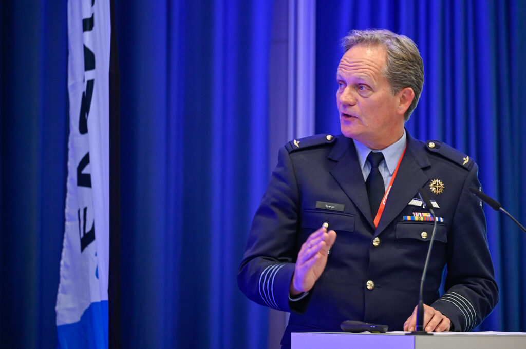 Colonel Olav Spanjer, designierter Commander NLD Ground Bases Air Defence Command (NLD GBADC), Royal Netherlands Army Command während seines Vortrags „A Dutch perspective – On the I of IAMD …“.