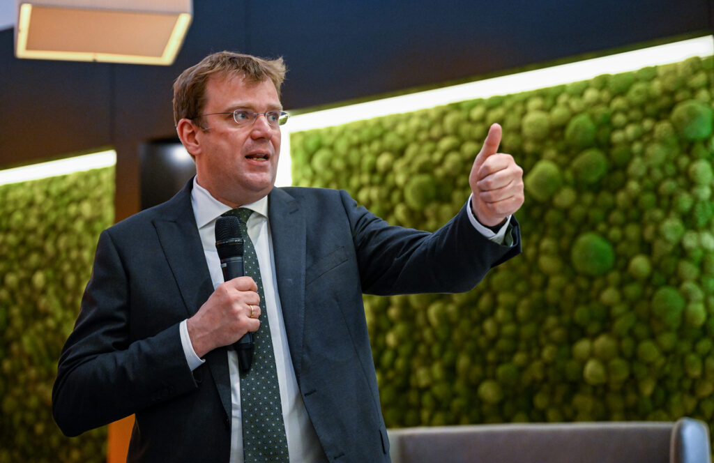 Der Bundestagsabgeordnete Dr. Reinhard Brandl (CSU) ging in seiner Abschlussrede zu Tag 1 insbesondere auf die Fähigkeiten der deutschen Industrie und die Notwendigkeiten der Luftverteidigung für den Zivilschutz ein.