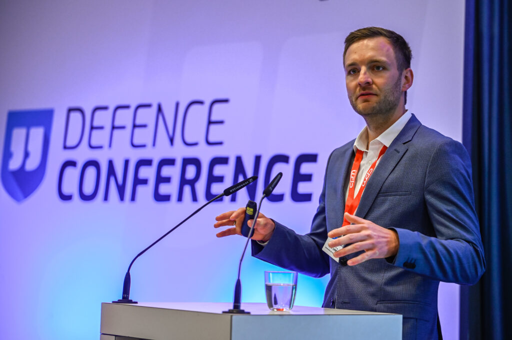 Dr.-Ing. Sebastian Lindner, Forschungsgruppenleiter Mission Planning von der UniBw München bei seinem Vortrag zum Thema „KI in MUM-T Missionen für LV/BV“.