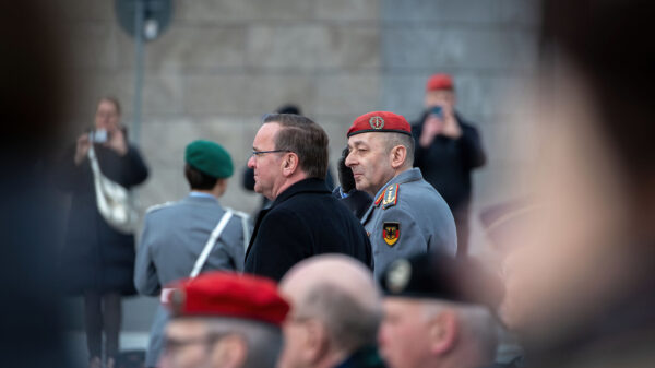 Bundesminister der Verteidigung, Boris Pistorius und General Carsten Breuer als neuer Generalinspekteur der Bundeswehr, hier bei der Begrüßung des Inspekteurs mit militärischen Ehren im BMVg in Berlin, am 17.03.2023.