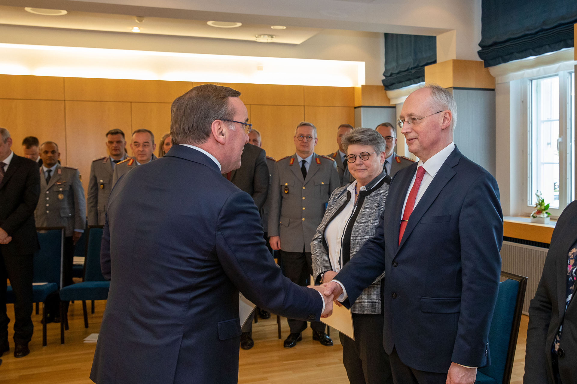 Prof. Dr. Roland Börger, neuer Präsident des BAIUDBw (rechts) und Annette Lehnigk-Emden, neue Präsidentin des BAAINBw bei ihrer Ernennung durch Verteidigungsminister Boris Pistorius am 27. April 2023.