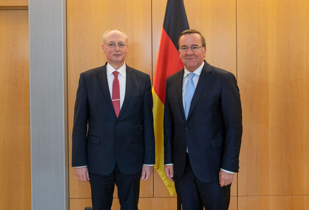 Verteidigungsminister Pistorius (rechts) mit dem frisch ernannten Präsidenten des BAIUDBw, Prof. Dr. Roland Börger.