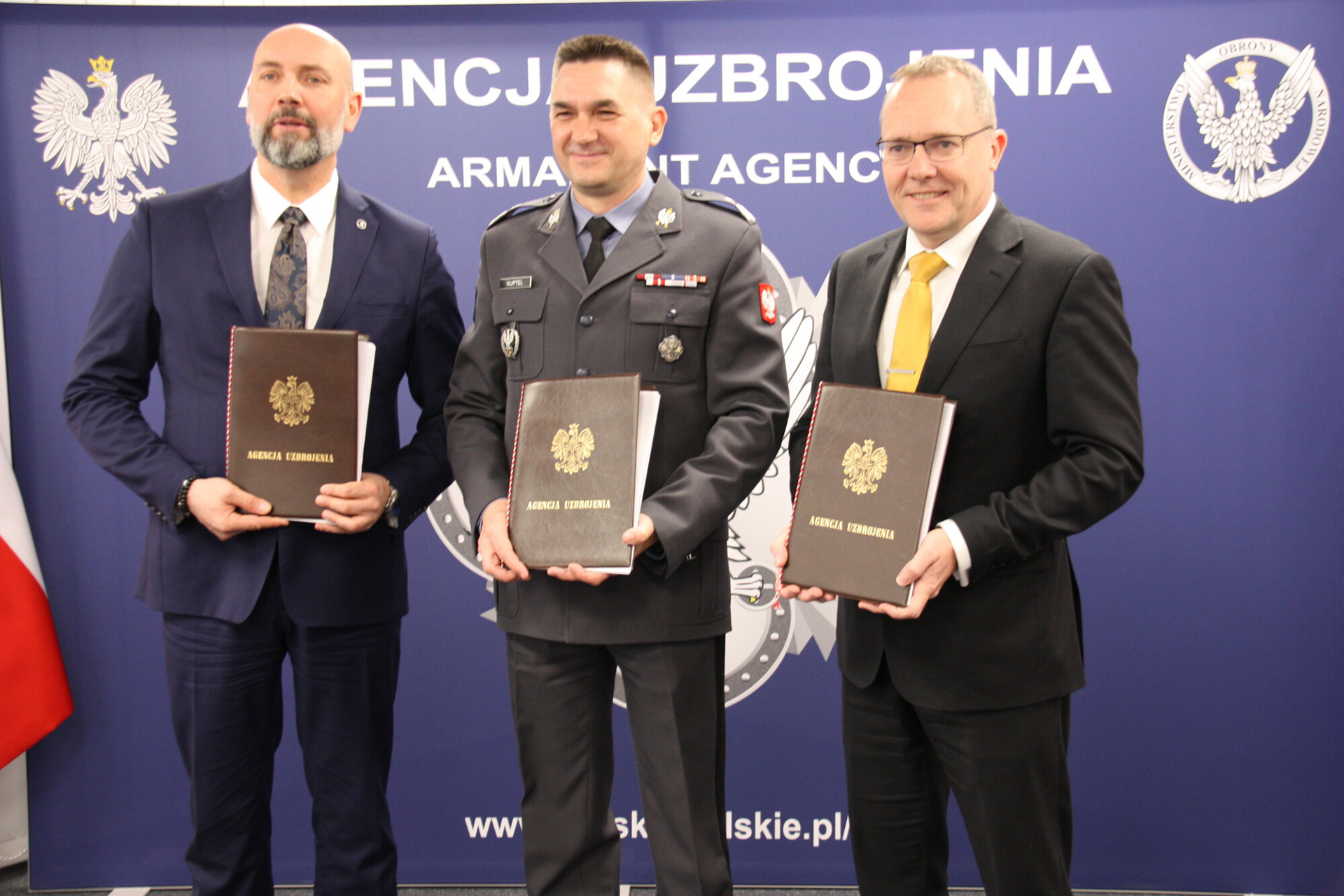 Sebastian Chwałek, CEO von PGZ, Brigadegeneral Artur Kuptel, Leiter der polnischen Rüstungsagentur und Chris Allam, Geschäftsführer von MBDA UK bei der Unterzeichnung des Rüstungsvertrages.