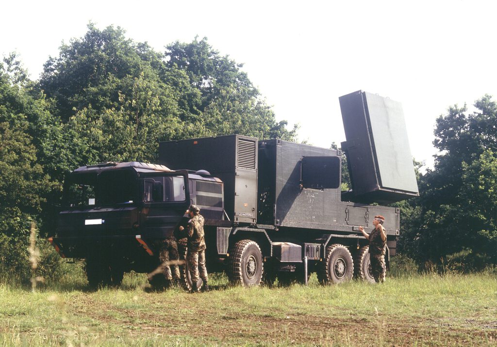 COBRA-Artillerieortungsradar des deutschen Heeres im Gelände.