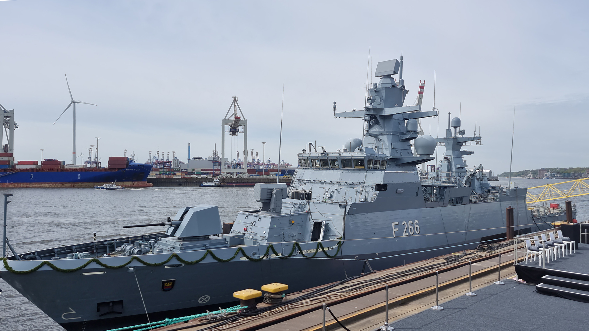 Die Korvette EMDEN im Hamburger Hafen am NVL-Standort Blohm+Voss vor ihrer Taufe. Als zweites von insgesamt fünf neuen Booten der Klasse 130 trat die EMDEN im Mai 2023 in die Phase der finalen Endausrüstung und späteren Inbetriebnahme ein.