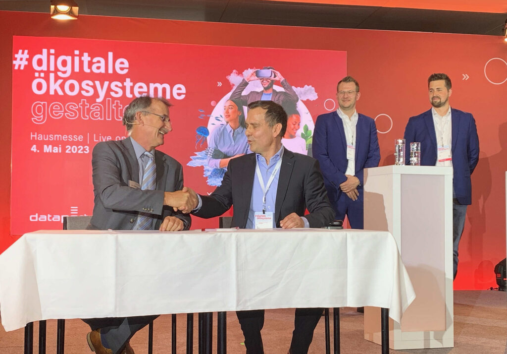 Zufriedene Partner nach der Unterzeichnung. Von links nach rechts: Dr. Johann Bizer (Vorstandsvorsitzender Dataport), Dr. Martin Deeg (Senior Vice President Customer Solutions, BWI GmbH), Andreas Reckert-Lodde (Leiter der AG Cloud Computing und Digitale Souveränität, Projektgruppenleiter Zentrum für Digitale Souveränität, Bundesministerium des Innern und für Heimat), Moritz Dörr (Programmleiter dPhoenixSuite, Dataport).
