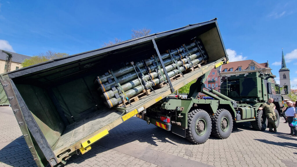 Alte und neue Systeme der Logistik für Transportaufgaben und Instandsetzung.