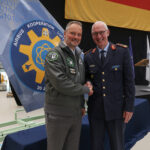 Generalleutnant Ansgar Rieks, Stellvertretender Inspekteur der Luftwaffe und Michael Schöllhorn, CEO Airbus Defence and Space, bei der Jubiläumsfeier bei Airbus in Manching am 8. Mai 2023 vor dem enthüllten Erinnerungsstück: Eine Eurofighter-Finne mit Airbus-Luftwaffe-Kooperationslogo.