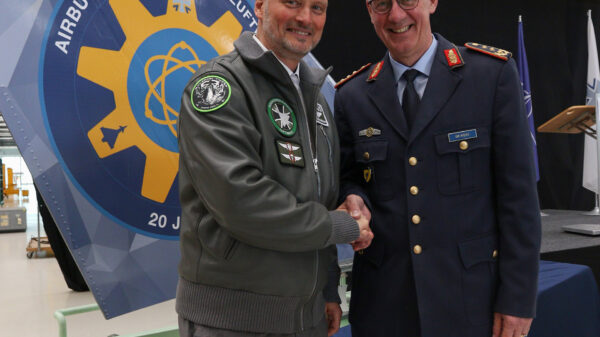 Generalleutnant Ansgar Rieks, Stellvertretender Inspekteur der Luftwaffe und Michael Schöllhorn, CEO Airbus Defence and Space, bei der Jubiläumsfeier bei Airbus in Manching am 8. Mai 2023 vor dem enthüllten Erinnerungsstück: Eine Eurofighter-Finne mit Airbus-Luftwaffe-Kooperationslogo.