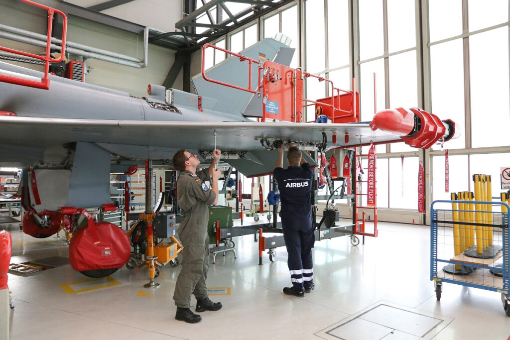 Soldatinnen und Soldaten der Deutschen Luftwaffe arbeiten in Manching tief integriert und Hand in Hand mit Mitarbeitenden aus der Industrie.