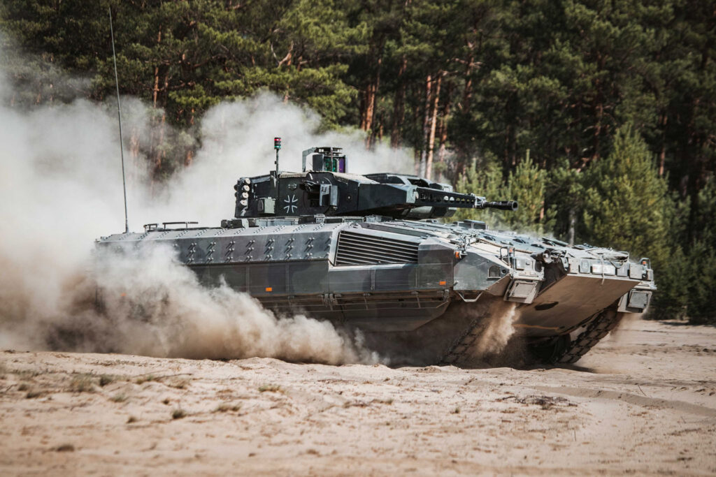 Ein Schützenpanzer Puma vom Panzergrenadierbataillon 112 fährt durch das Gelände auf dem Truppenübungsplatz Oberlausitz, am 28.04.2020.