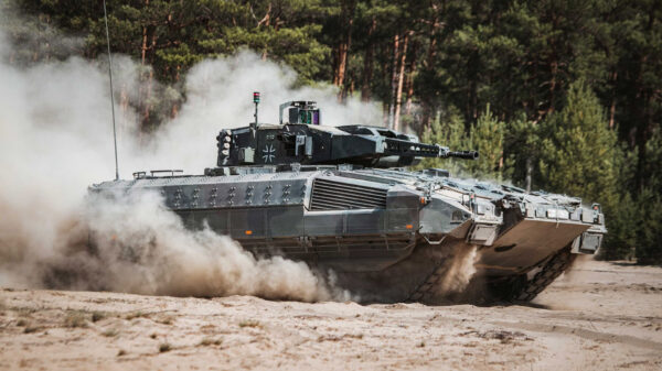 Ein Schützenpanzer Puma vom Panzergrenadierbataillon 112 fährt durch das Gelände auf dem Truppenübungsplatz Oberlausitz, am 28.04.2020.