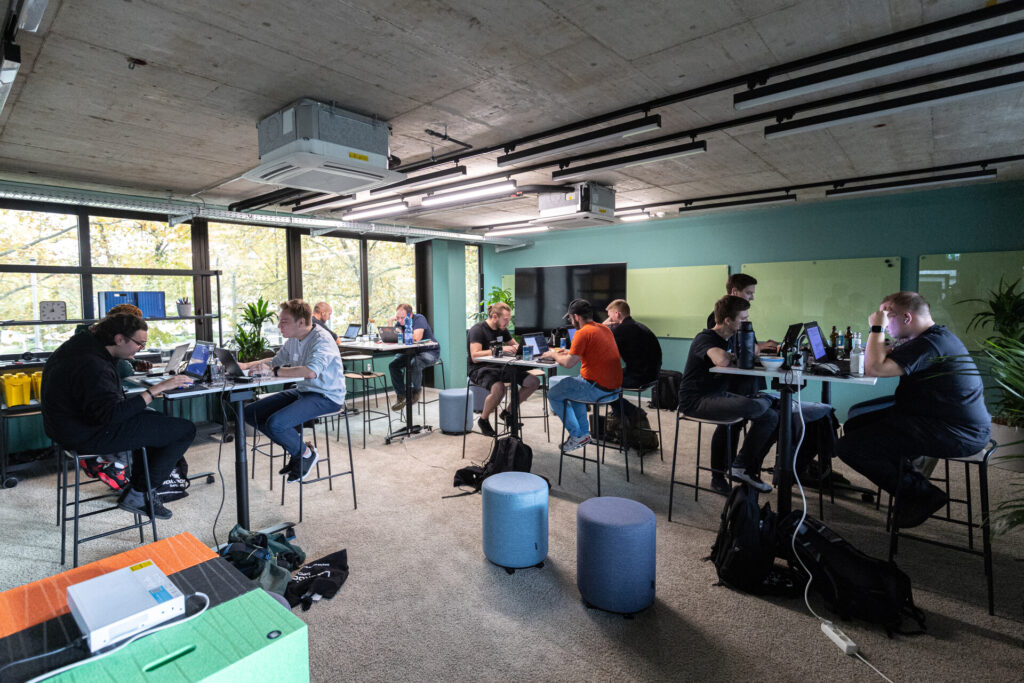 Cyber Security-Challenge in Bonn Hacker bei der Arbeit.