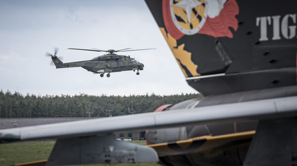 Mit der Einsatzunterstützungsanlage OPTARION konnten zwischen den Hubschraubern NH90 im Bild links) und TIGER sowie weiteren Plattformen wie dem Mehrzweckkampflugzeug Tornado (im Bild rechts) und der Panzerhaubitze 2000 zuverlässig kommuniziert werden​​.