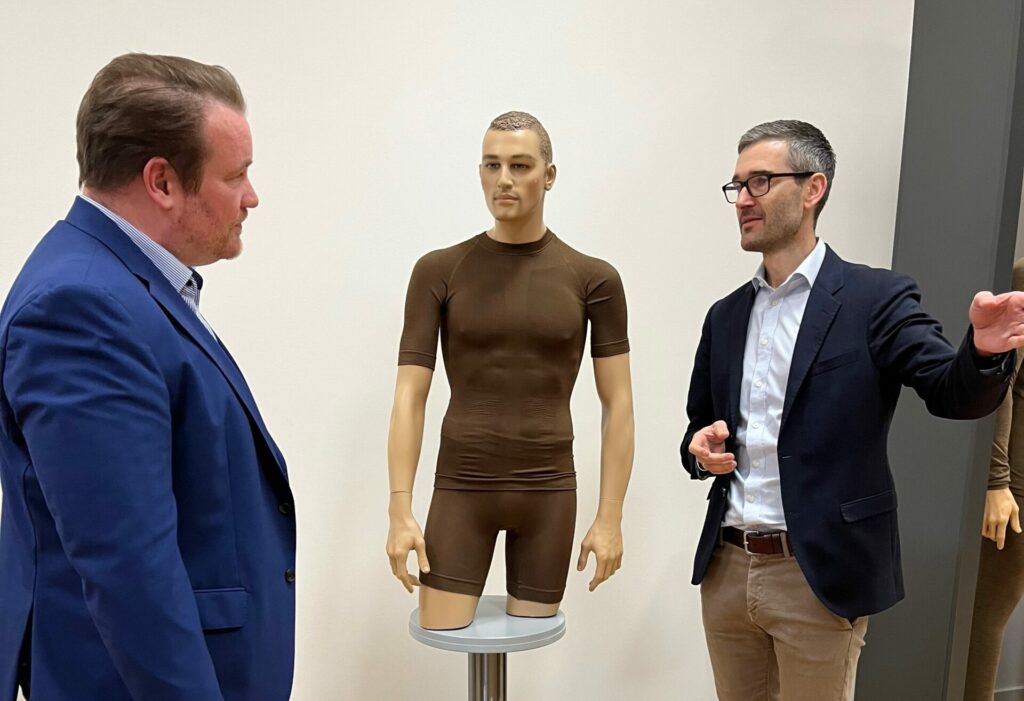 cpm-Inhaber Tobias Ehlke (links) zu Besuch bei Hexonia. Dort bekommt er neueste Produkte von Hexonia-Geschäftsführer Nils Holm Toverud (rechts) gezeigt.