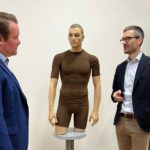 cpm-Inhaber Tobias Ehlke (links) zu Besuch bei Hexonia. Dort bekommt er neueste Produkte von Hexonia-Geschäftsführer Nils Holm Toverud (rechts) gezeigt.