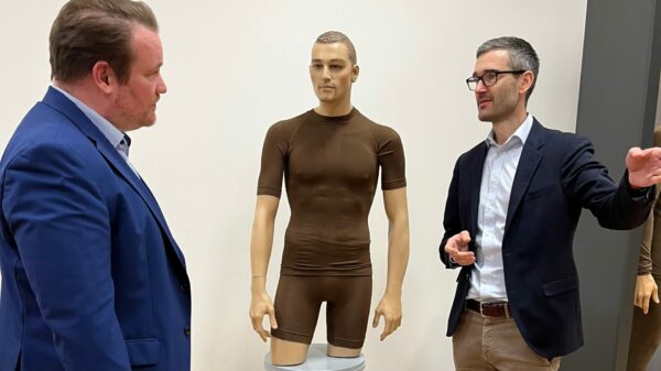 cpm-Inhaber Tobias Ehlke (links) zu Besuch bei Hexonia. Dort bekommt er neueste Produkte von Hexonia-Geschäftsführer Nils Holm Toverud (rechts) gezeigt.