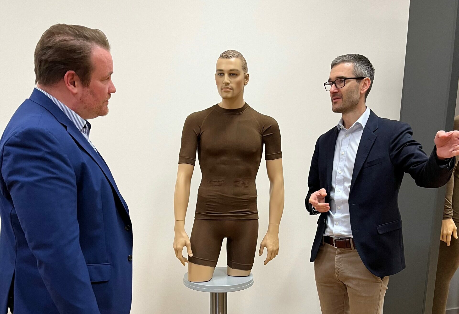 cpm-Inhaber Tobias Ehlke (links) zu Besuch bei Hexonia. Dort bekommt er neueste Produkte von Hexonia-Geschäftsführer Nils Holm Toverud (rechts) gezeigt.