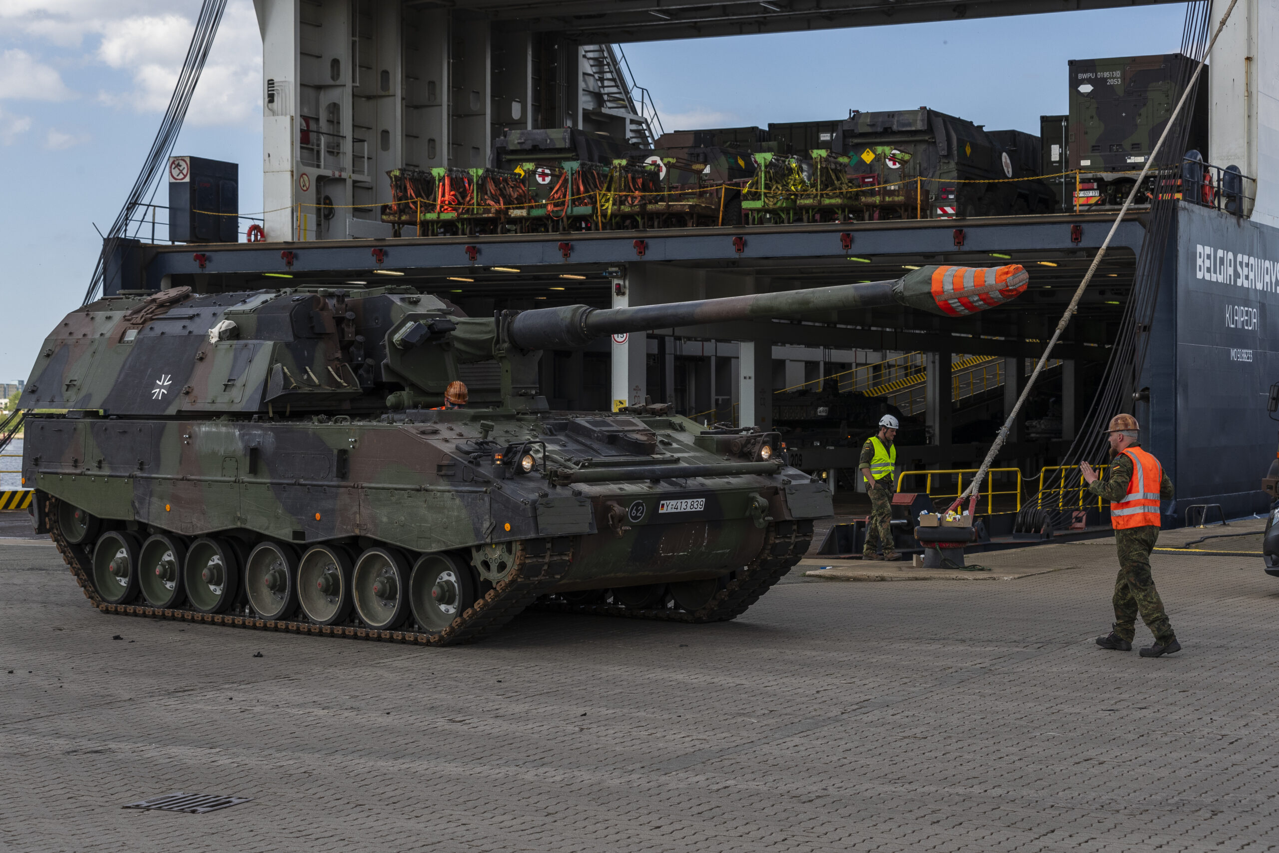 Schiffe sind gut geeignet, schwere Gefechtsfahrzeuge wie die Panzerhaubitze oder Kampf- und Schützenpanzer in großer Zahl und schnell im Bündnisgebiet zu verlegen.