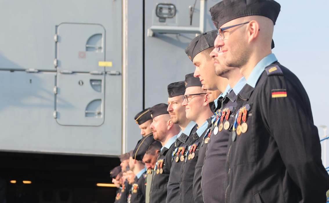 Für ihren Einsatz im Roten Meer wurde die gesamte Besatzung der Fregatte HESSEN mit der Gefechtsmedaille der Streitkräfte ausgezeichnet, wodurch erstmals eine komplette Bundeswehreinheit diese Auszeichnung erhielt. Die HESSEN war unter anderem von Drohnen der Huthi-Kampftruppen angegriffen worden.