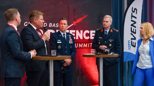 Aufschlussreiche Podiumsdiskussion zu Hyperschallwaffen beim GBAD Summit von cpm in Berlin, von links nach rechts: Arne Nolte (Diehl Defence), Guido Brendler (MBDA Deutschland), Brigadegeneral (USAF) Christopher S. Sage (Head NATO Joint Air Power & Space Staff Element), Generalleutnant Lutz Kohlhaus und Dorothee Frank (Moderation, cpm)