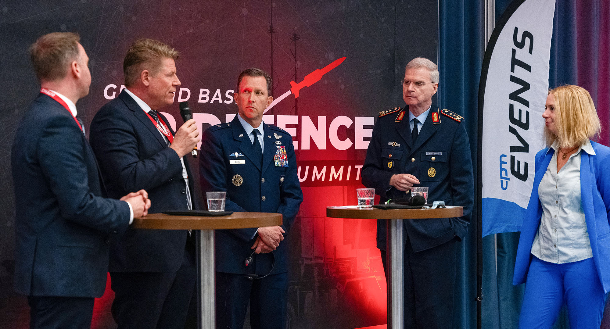 Aufschlussreiche Podiumsdiskussion zu Hyperschallwaffen beim GBAD Summit von cpm in Berlin, von links nach rechts: Arne Nolte (Diehl Defence), Guido Brendler (MBDA Deutschland), Brigadegeneral (USAF) Christopher S. Sage (Head NATO Joint Air Power & Space Staff Element), Generalleutnant Lutz Kohlhaus und Dorothee Frank (Moderation, cpm)